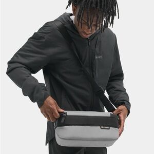 NWOT Nomatic Peter McKinnon Luma 9L Camera Bag